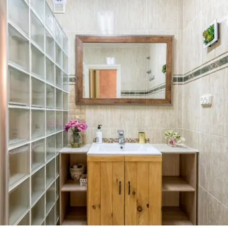 Apartment 2-bed Apt In Under 2km To Beach