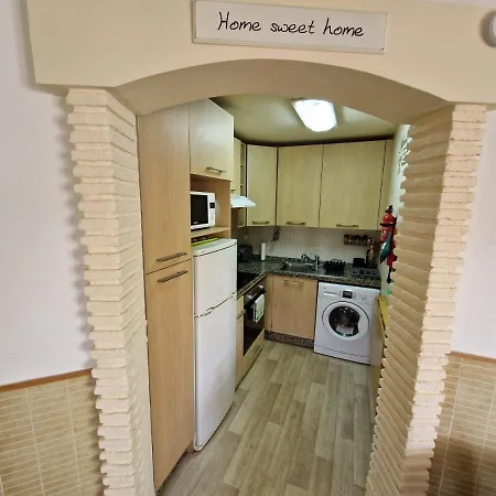 2-bed Apt In Under 2km To Beach
